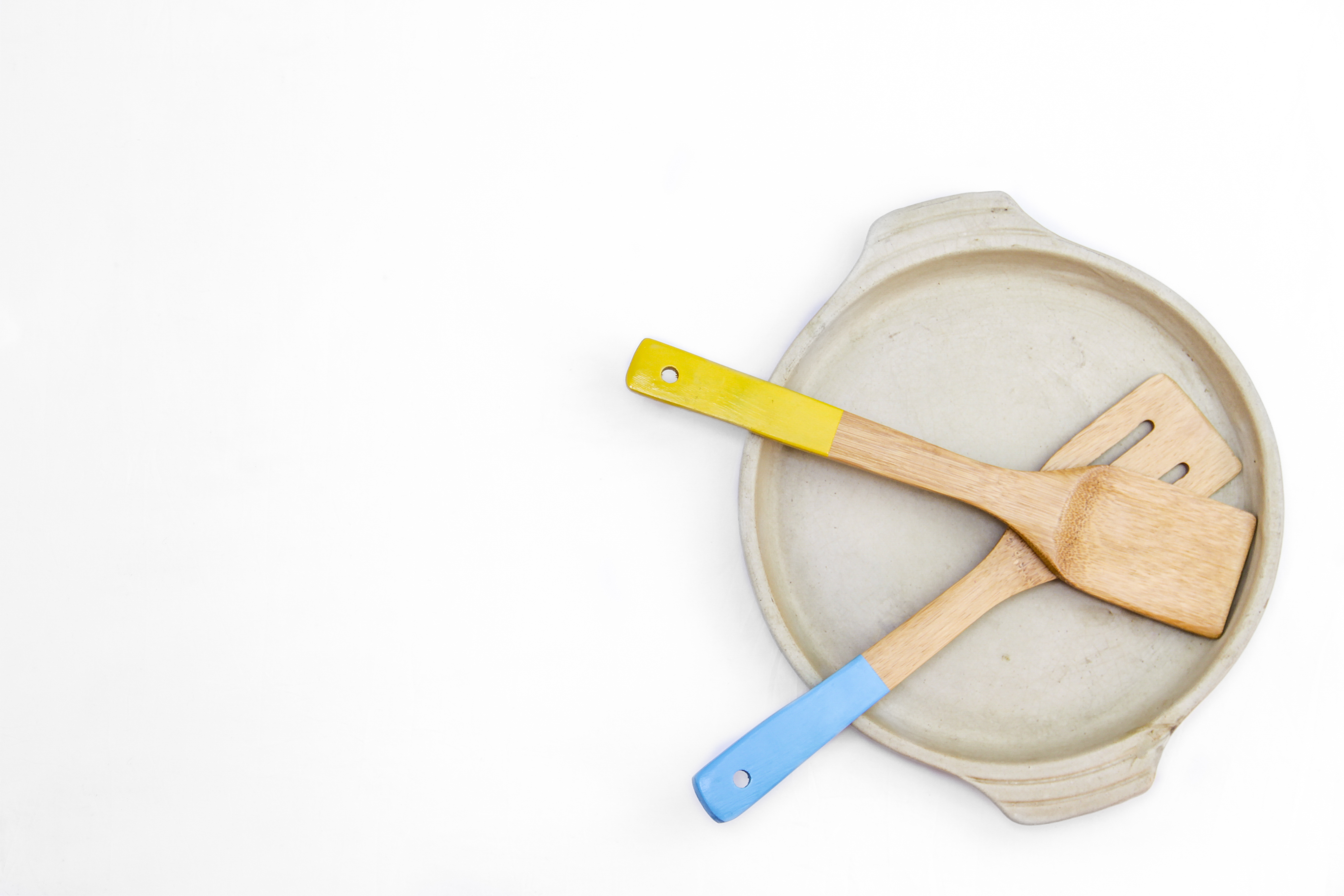 negative-space-wooden-spatula-isloated-pan-cooking