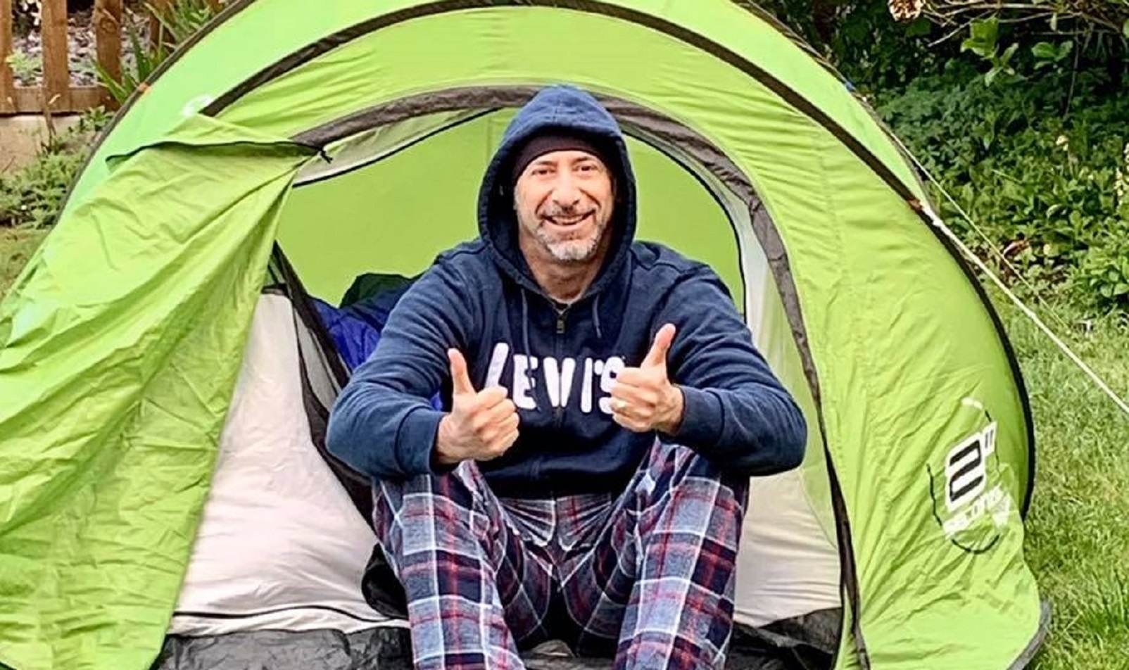 Jeremy Harris builds a tent for Simon on the Streets Little Sleep In 3-9db1bc7c