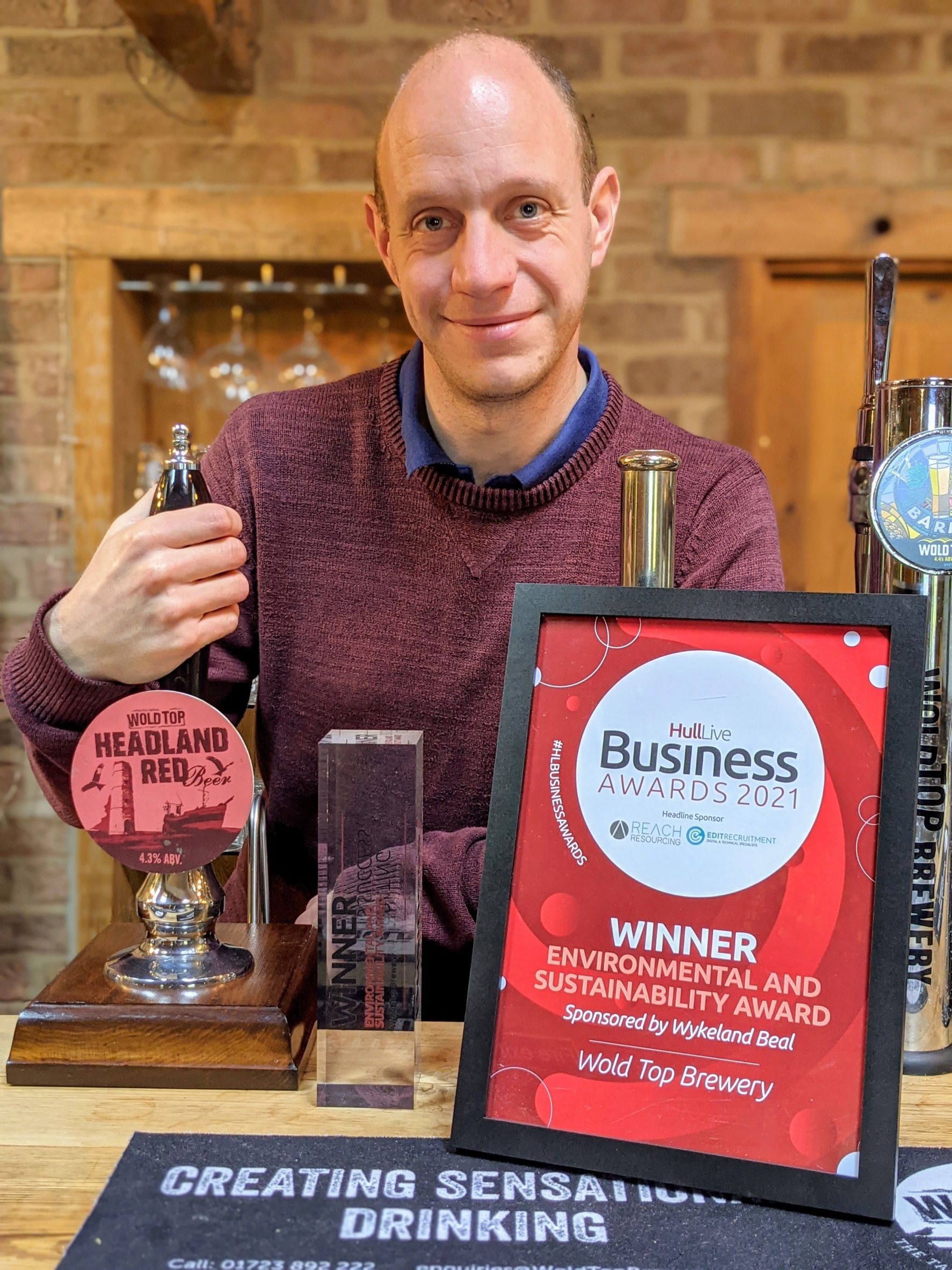 Alex Balchin with the HullLive Business Award c-6ba96014